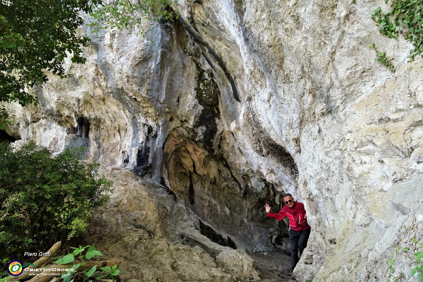 08 ...in visita alla impervia  ' Grotta del Paci Paciana'.JPG